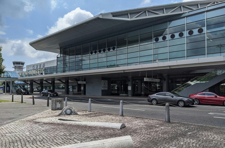 広島空港　到着フロア・駐車場連絡橋入口